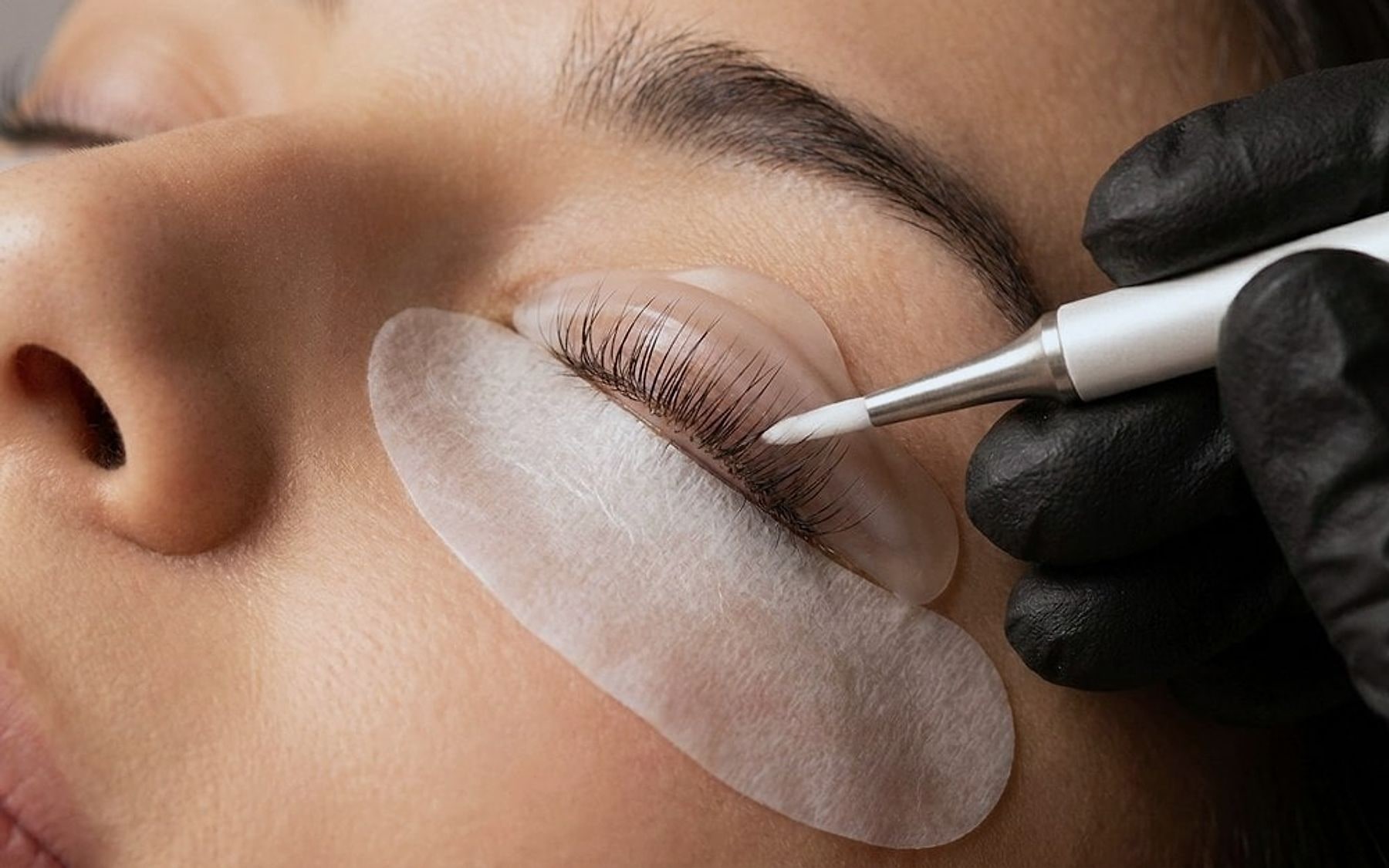 Wimpernlifting mit Silikonpad und Applikator am Auge bei Maru Kosmetik in Karlsruhe-Grötzingen